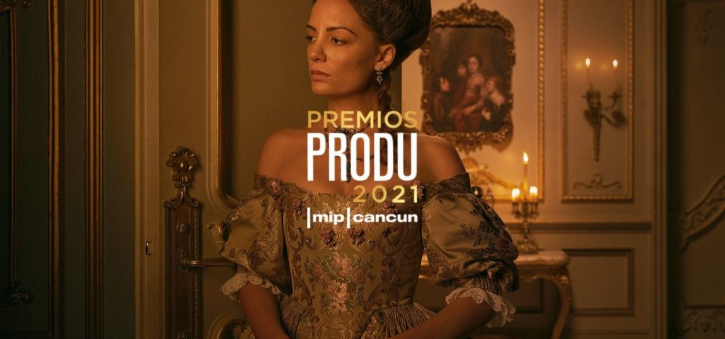 Maria Hervas con el logo de los Premios PRODU