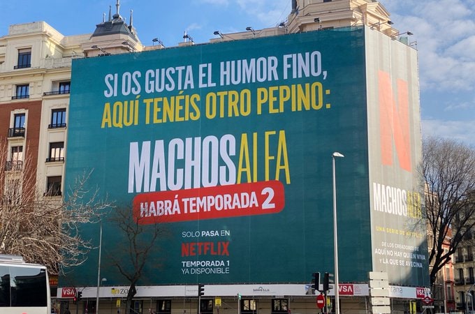 Lona en Madrid que confirma la segunda temporada de Machos Alfa