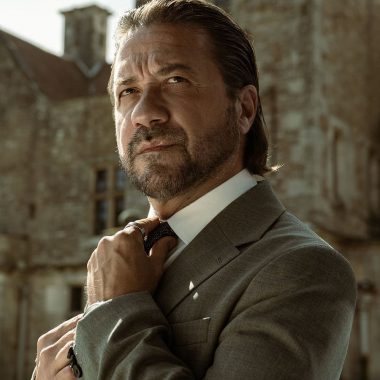 Enrique Arce delante de un castillo rodando El refugio atómico