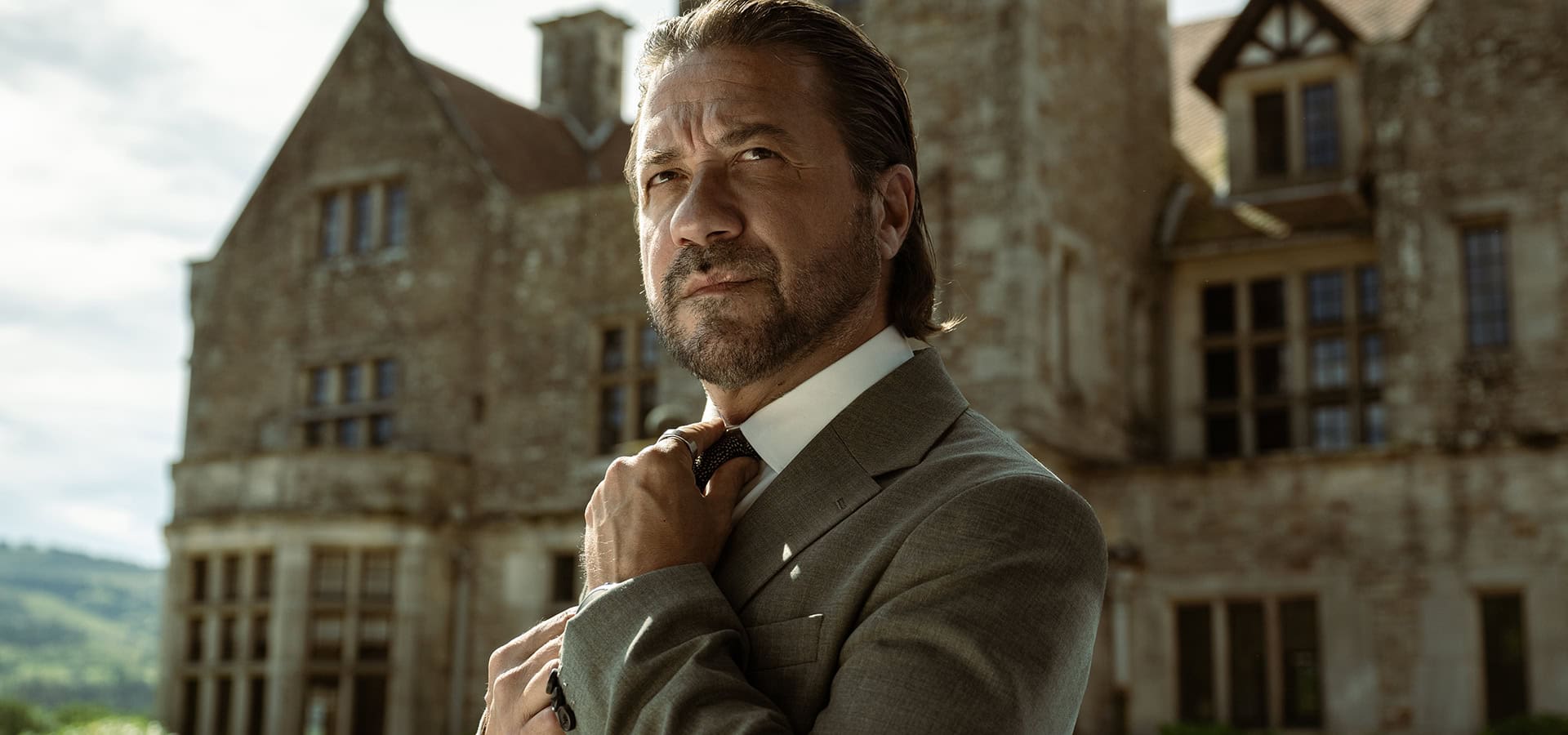 Enrique Arce delante de un castillo rodando El refugio atómico