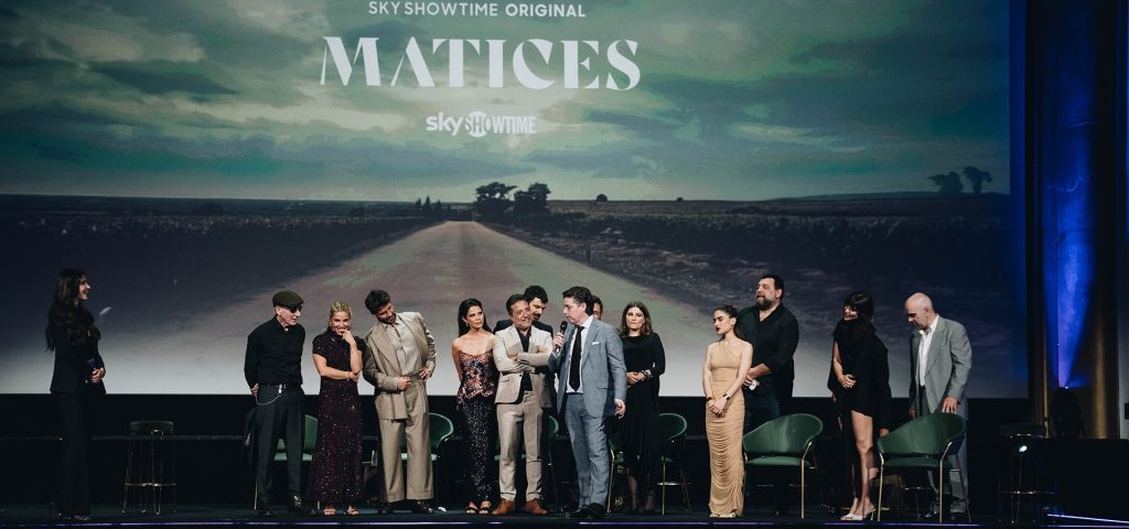 El elenco de Matices en el escenario del cine Callao de Madrid