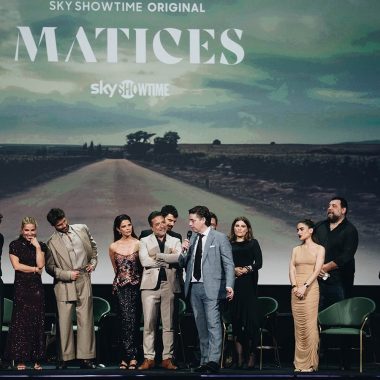 El elenco de Matices en el escenario del cine Callao de Madrid