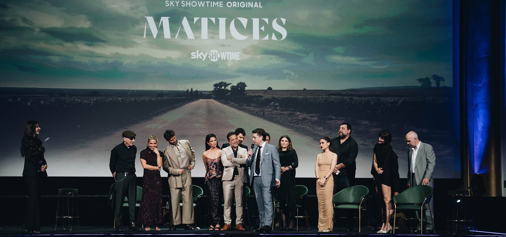 El elenco de Matices en el escenario del cine Callao de Madrid