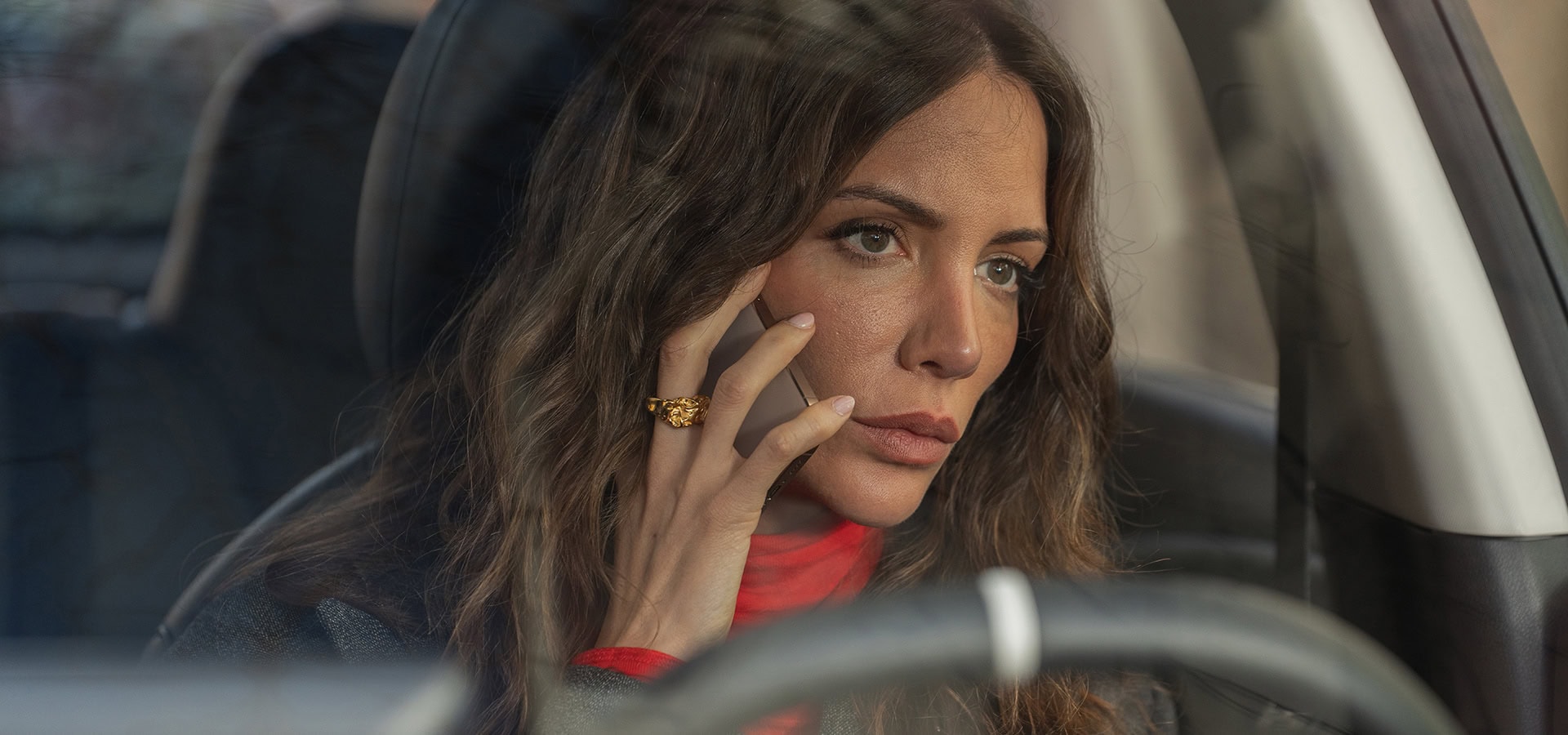 María Hervás hablando por teléfono en Machos Alfa